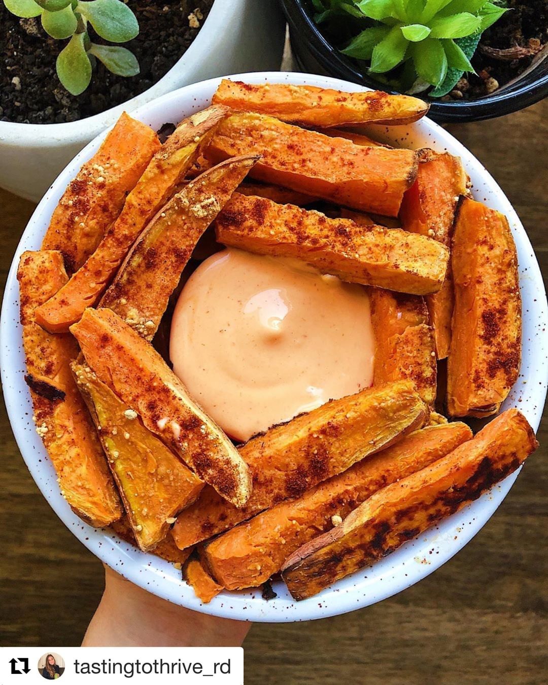 Garlic Sweet Potato Fries with Sriracha Aioli
