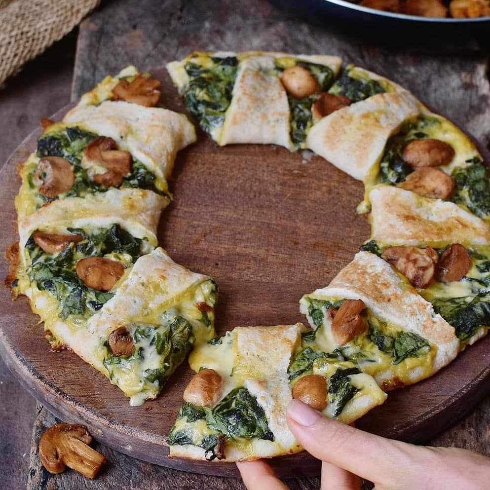 Cheezy Vegan Spinach Mushroom Pizza Ring