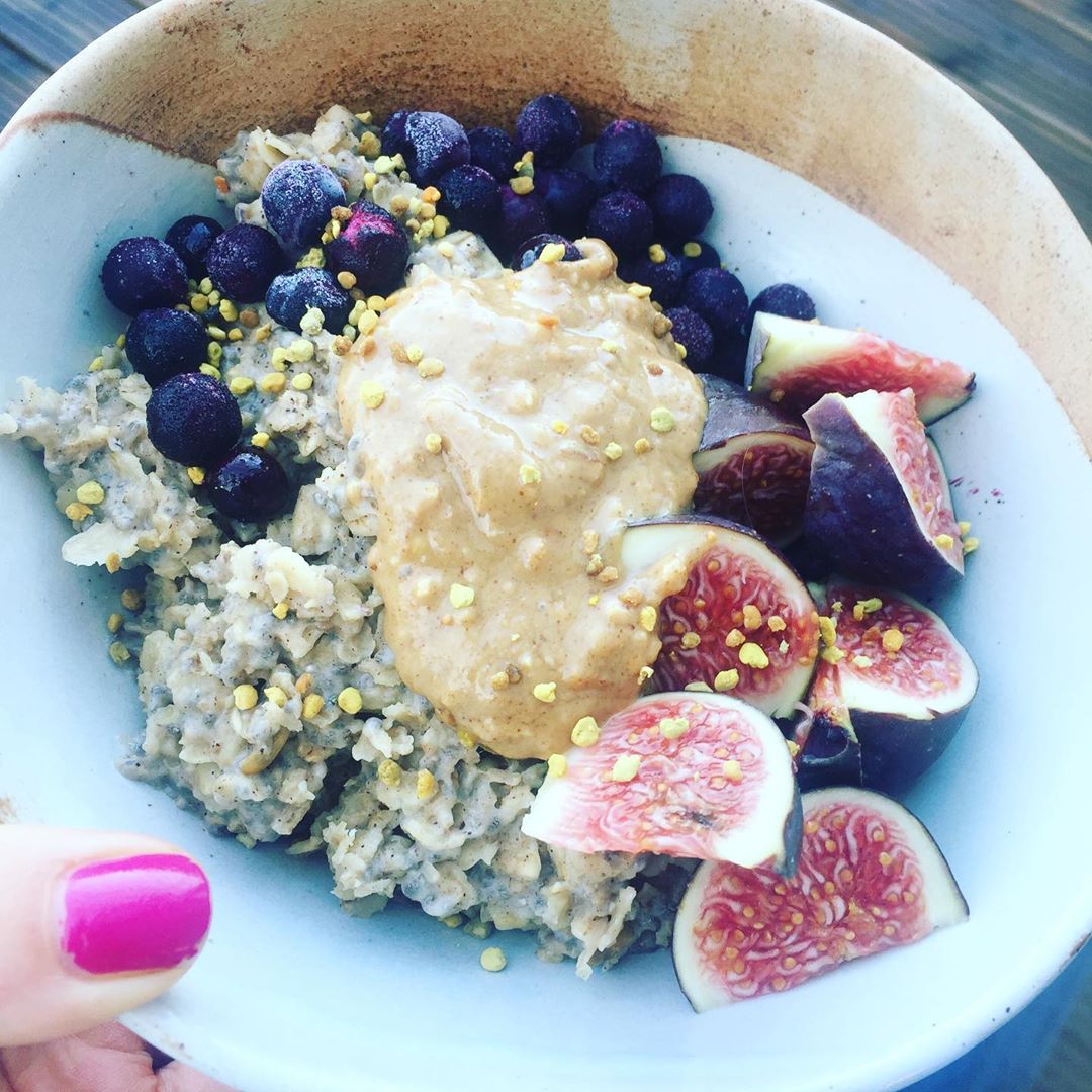 Vanilla Protein Oats with Date and Fruits