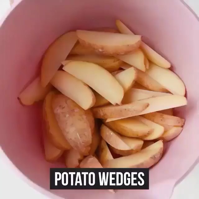Oil-Free Potato Wedges with Avocado Dip