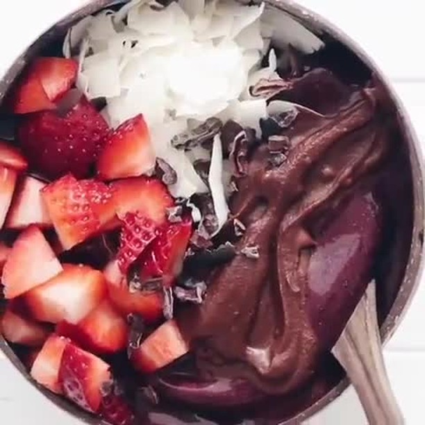 Acai Bowl with Chocolate Coconut Sauce