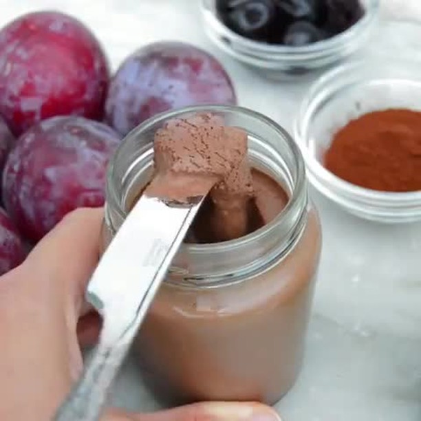 Simple Vegan Chocolate Spread with Coconut Milk