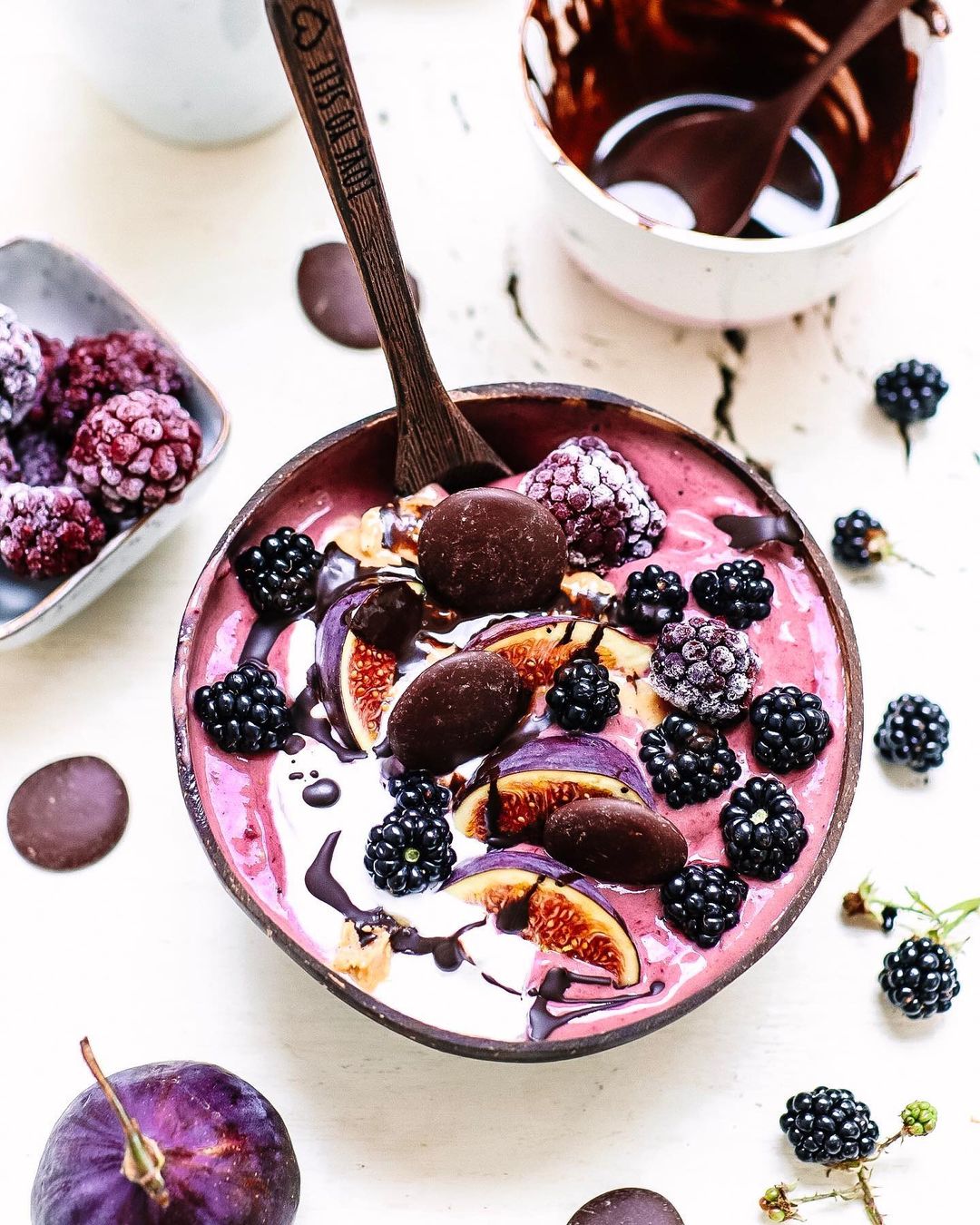 Blackberry and Peanut Butter Smoothie Bowl
