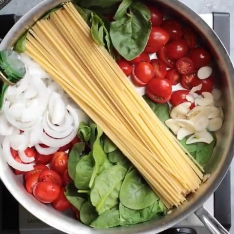 One Pan Pasta with Tomatoes and Spinach