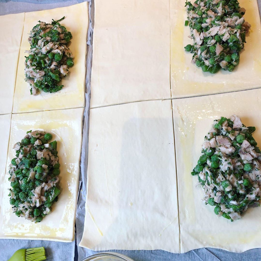 Baked Pastry Parcels with Chicken and Veggies