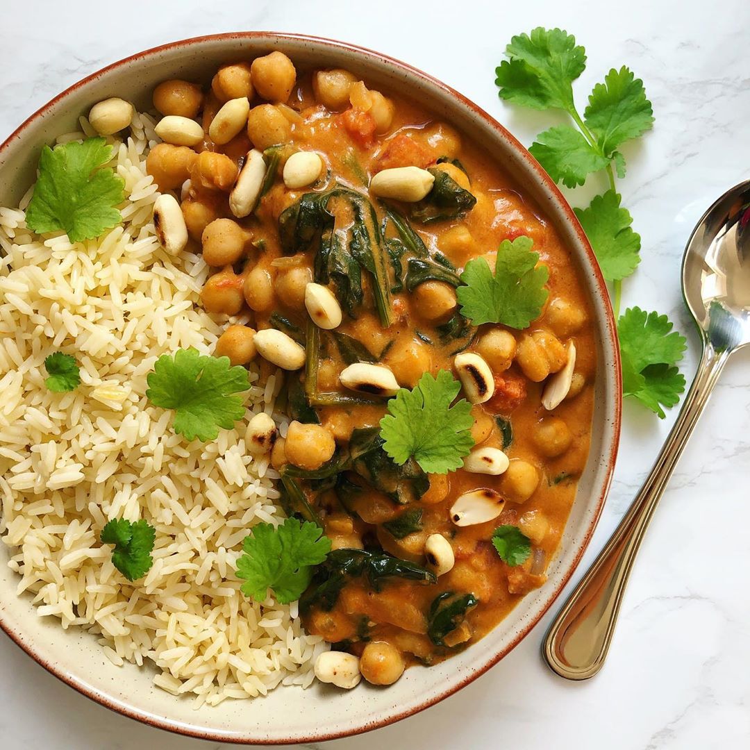 Simple Chickpea Spinach Curry with Peanut Butter
