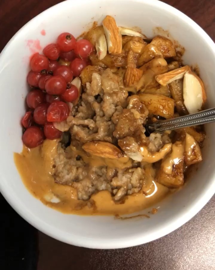 Delicious Warming Oatmeal Bowl with Toppings