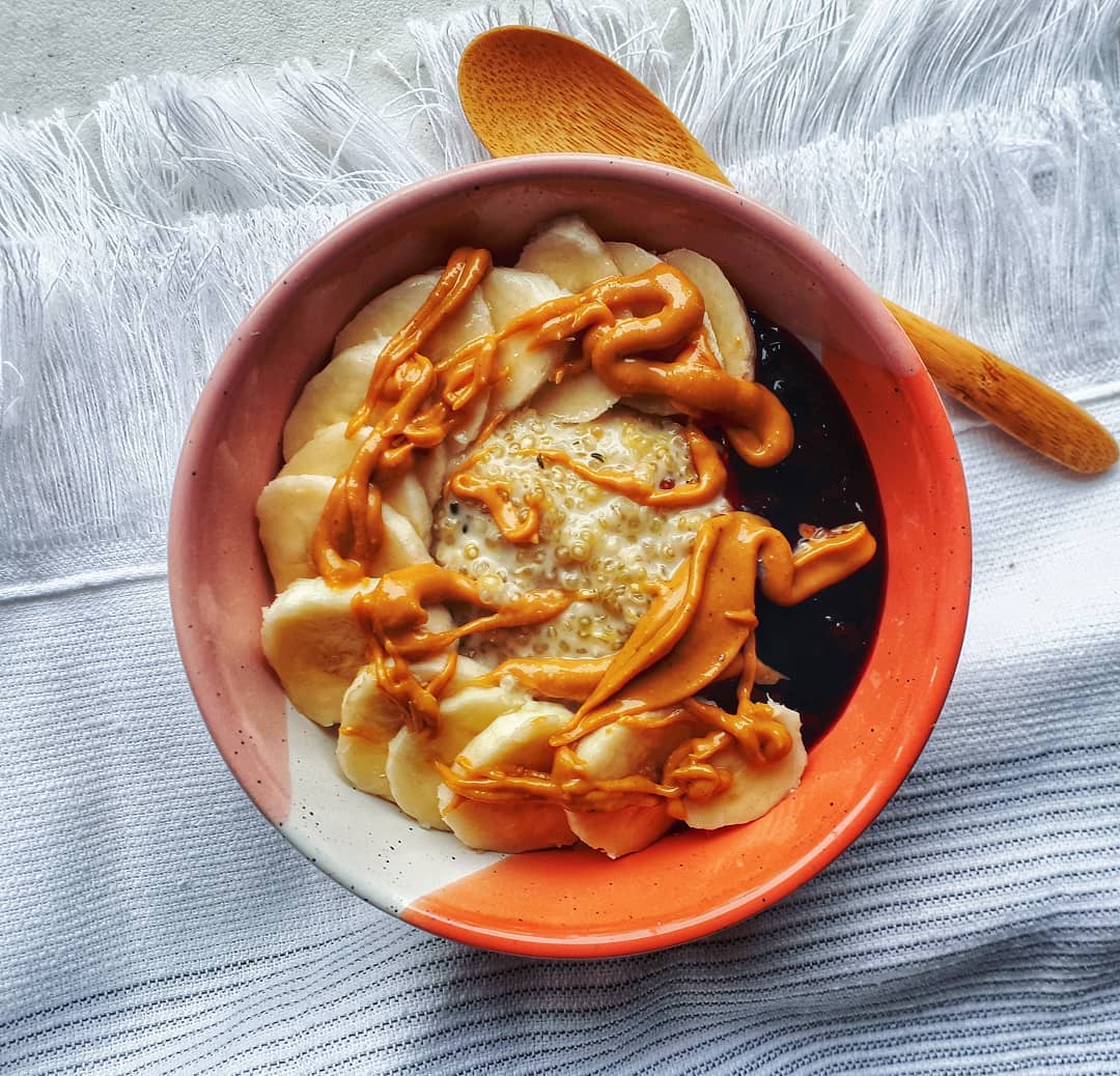 Quinoa Breakfast Bowl with Maple Syrup and Banana