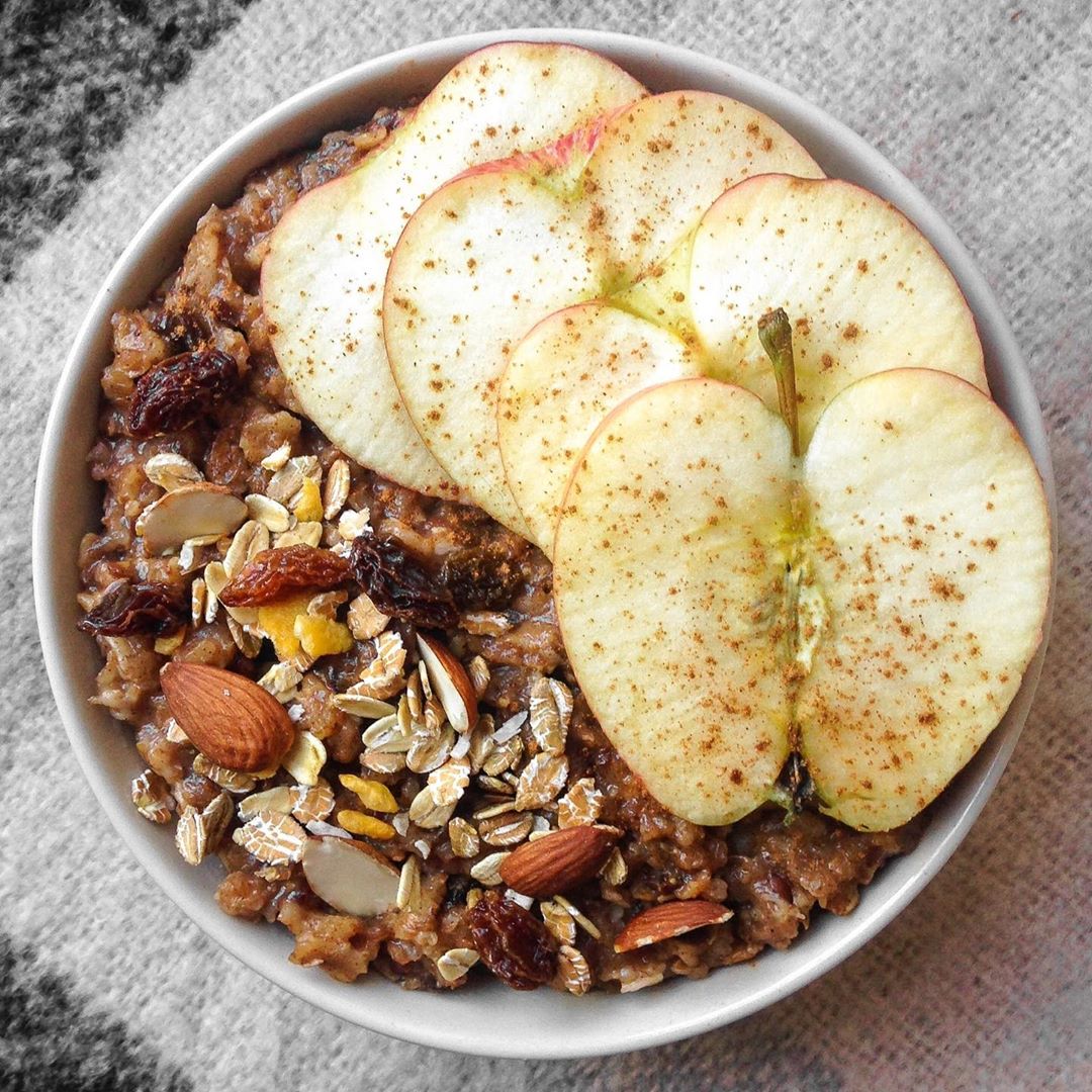 Apple Cinnamon Oatmeal with Almonds and Raisins