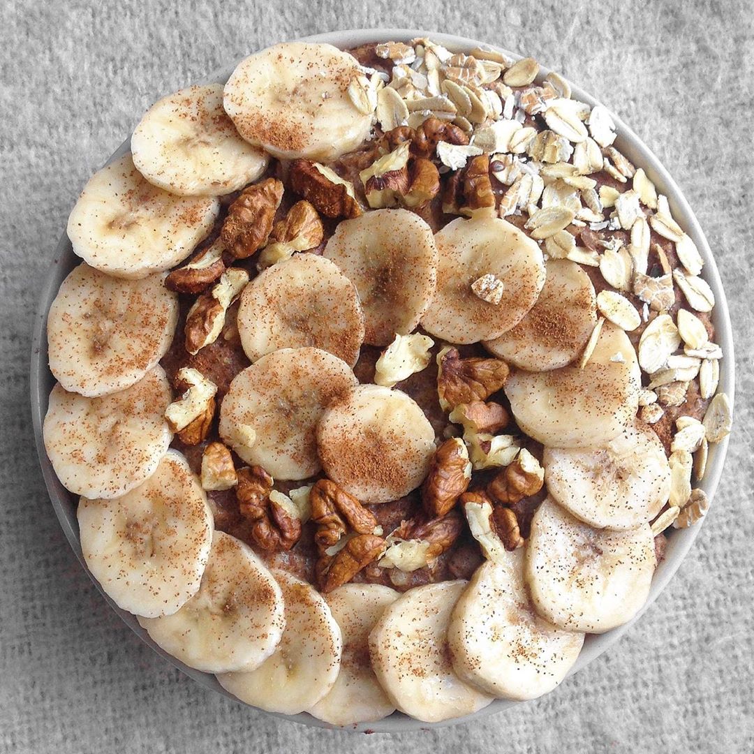 Dreamy Banana Oatmeal with Walnuts and Cinnamon