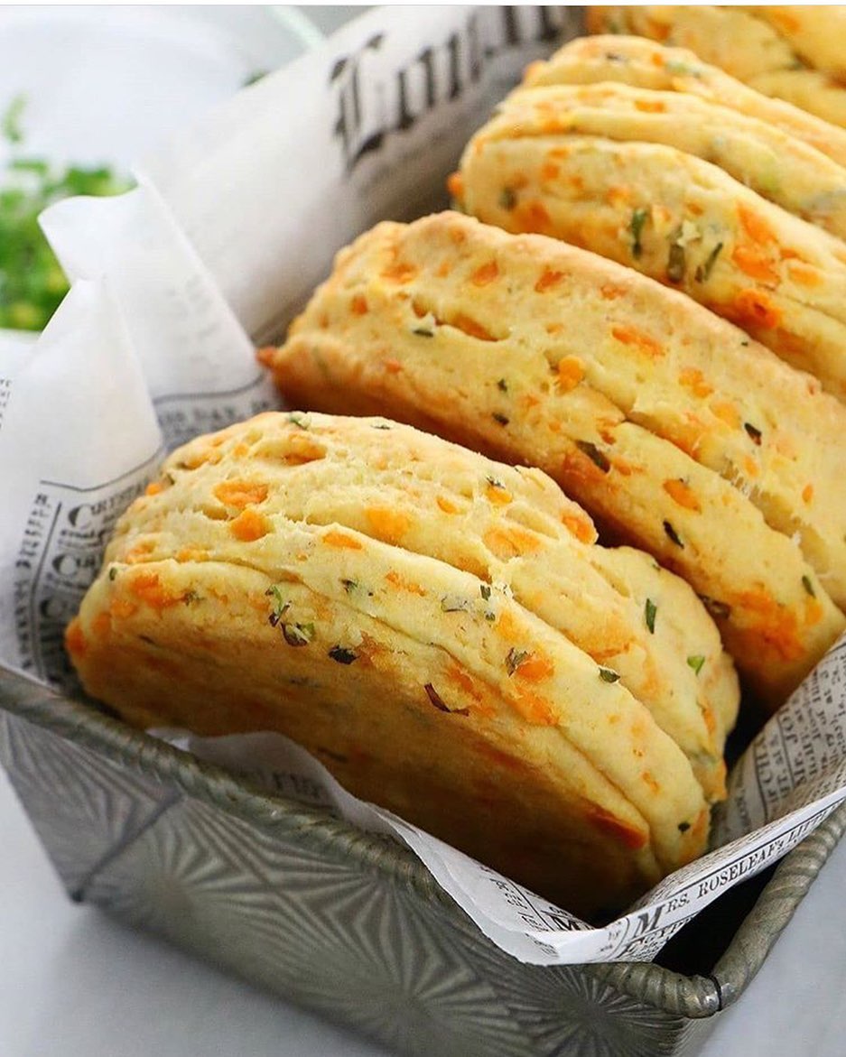 Vegan Cheddar and Chive Biscuits