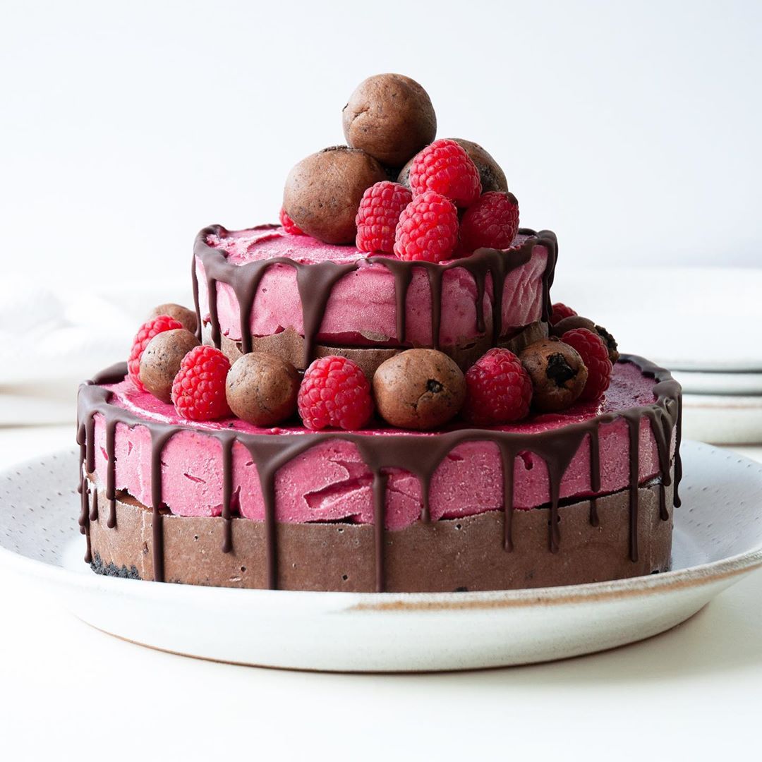 Oreo Base Nicecream Cake with Raspberry and Chocolate