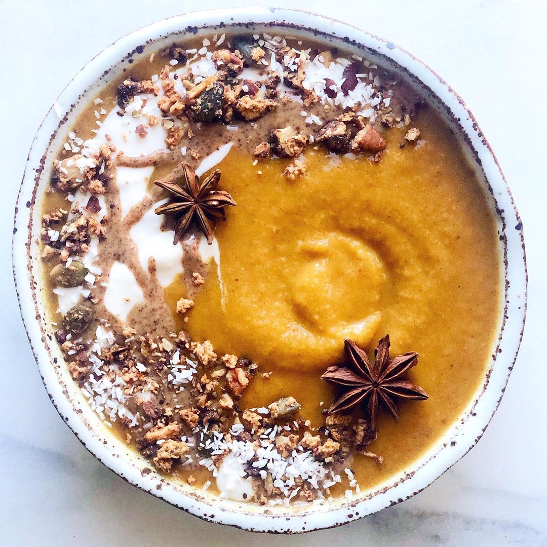Glowing Pumpkin Spice Smoothie Bowl