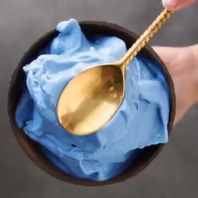 Easy Vegan Blue Spirulina Banana Smoothie