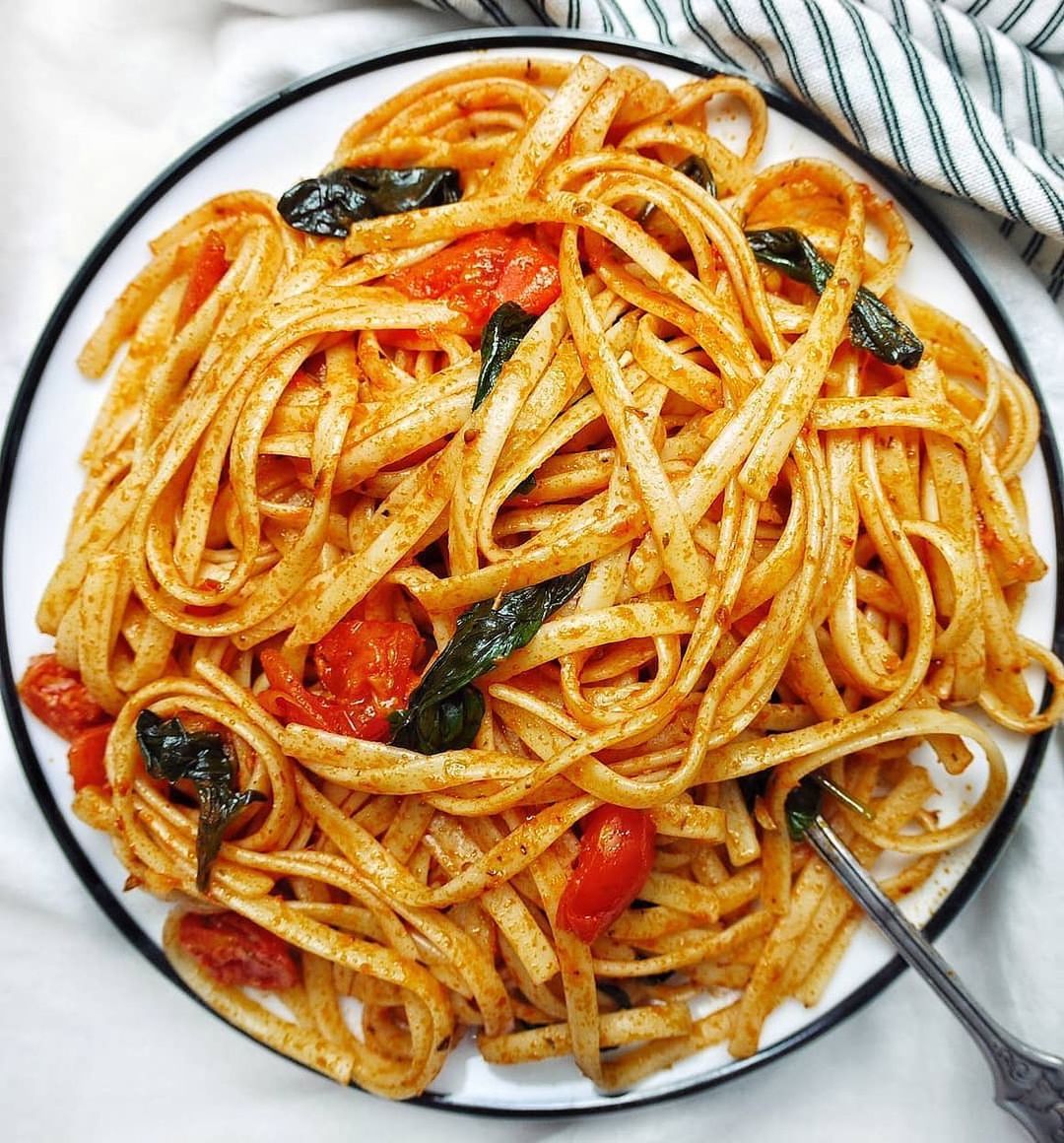 Simple Tomato Sauce Pasta with Garlic and Herbs
