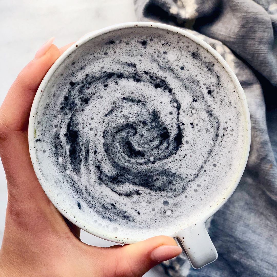 Detox Latte with Activated Charcoal and Dandelion