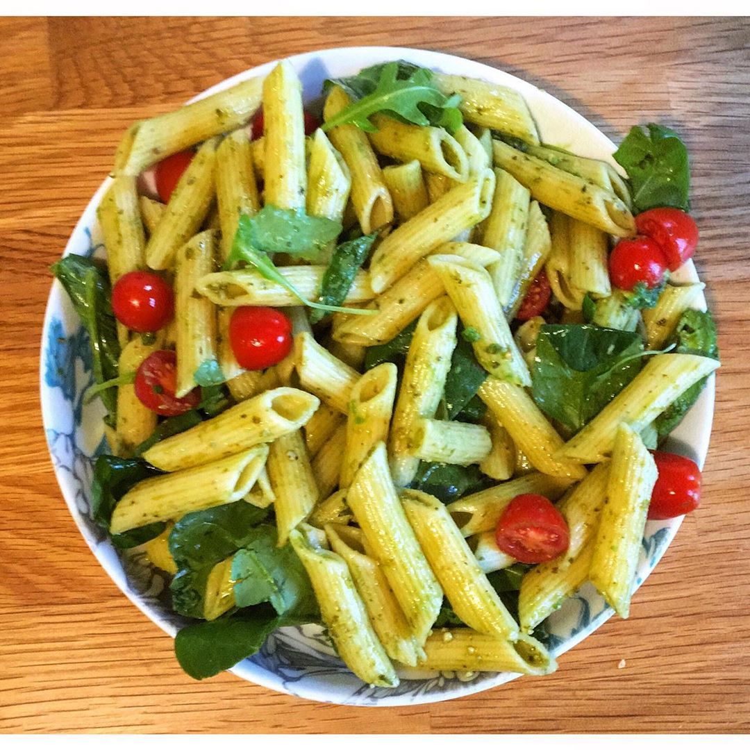 Quick Vegan Pasta Lunch with Spinach and Pesto