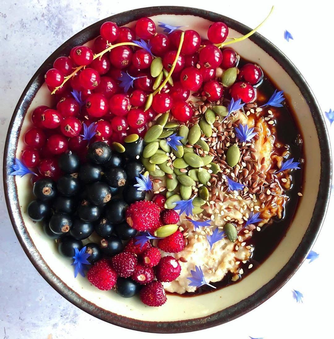 Vanilla and Cardamom Oats with Currants and Strawberries