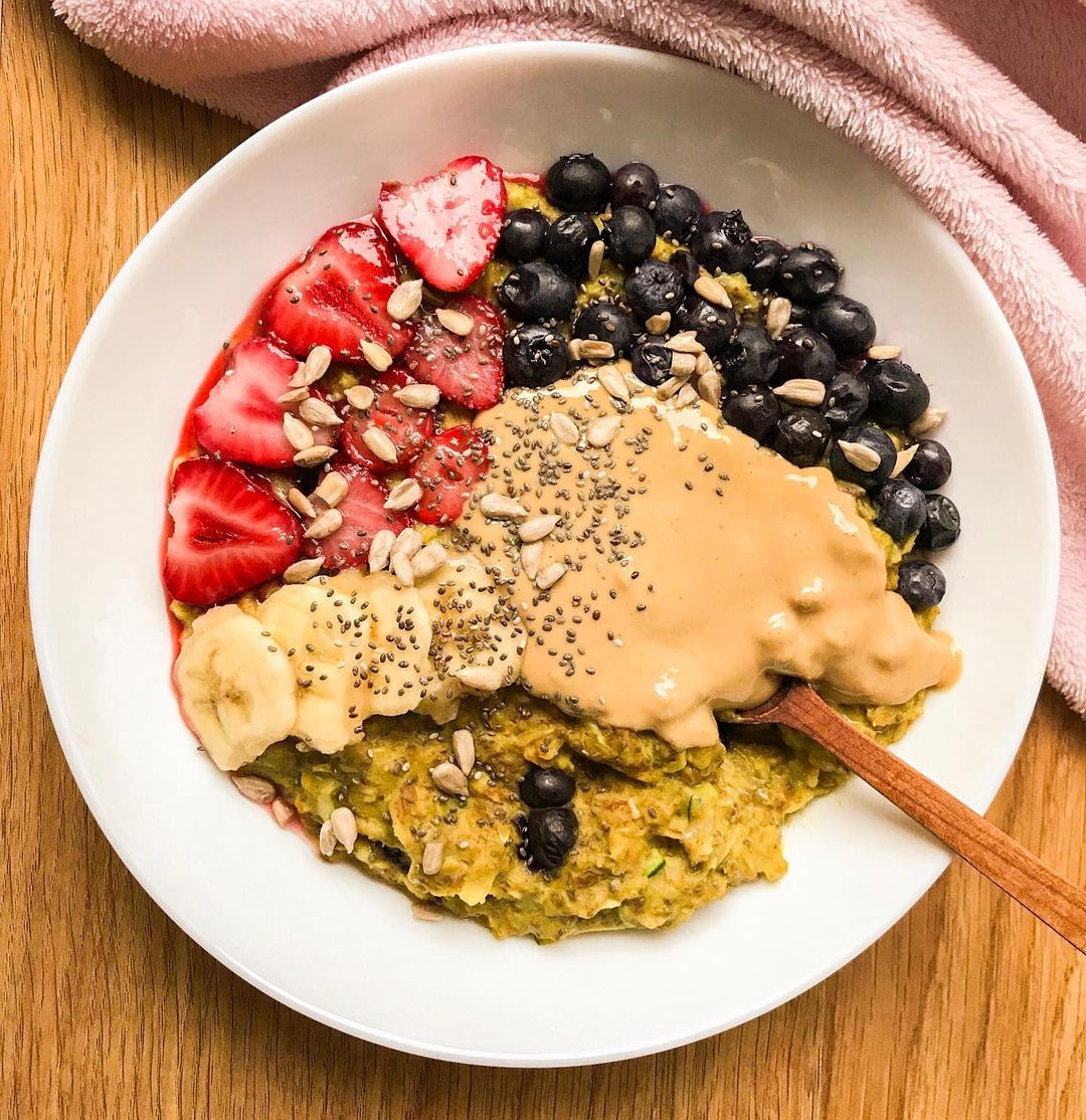 Simple 15-Minute Oatmeal Breakfast Bowl