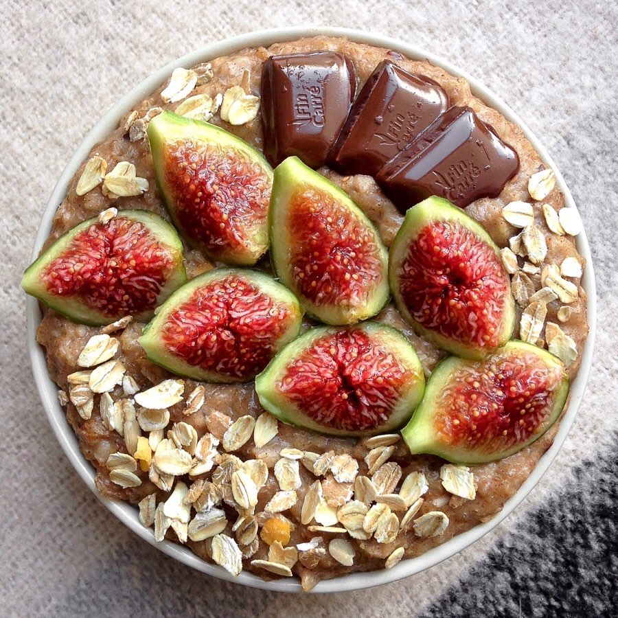 Figs and Chocolate Oatmeal with Cinnamon