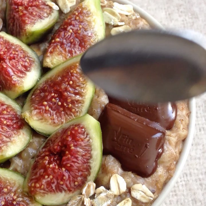 Figs and Chocolate Oatmeal with Cinnamon