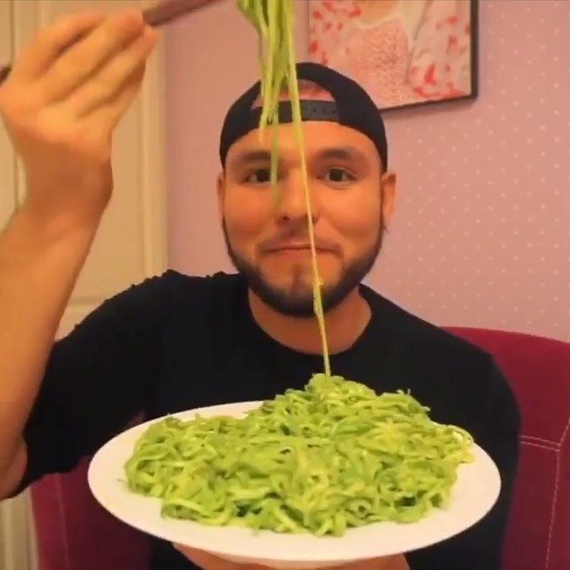 Spicy Avocado Zucchini Noodles
