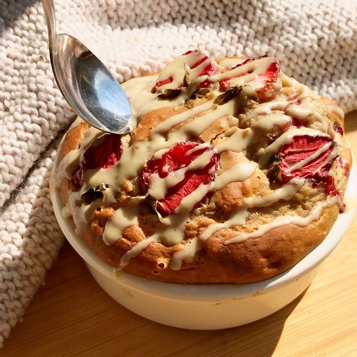 Strawberry Bakewell Baked Oats