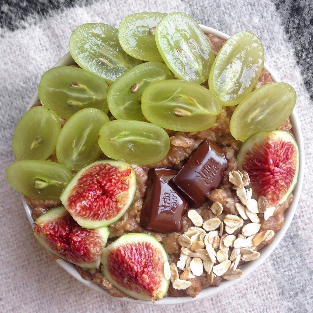 Grapes, Figs, and Chocolate Oatmeal Breakfast