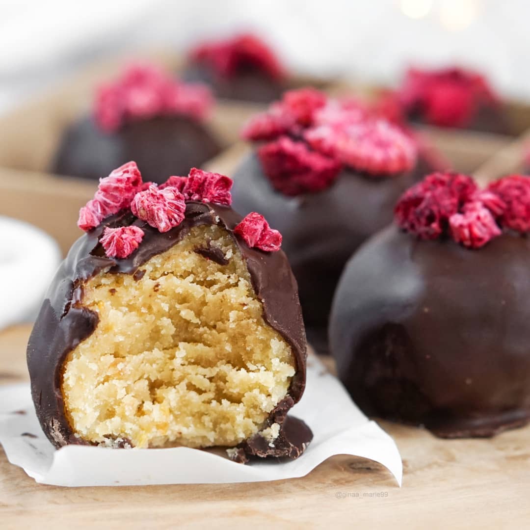 Lemon Cake Pops with Dark Chocolate and Freeze Dried Raspberries