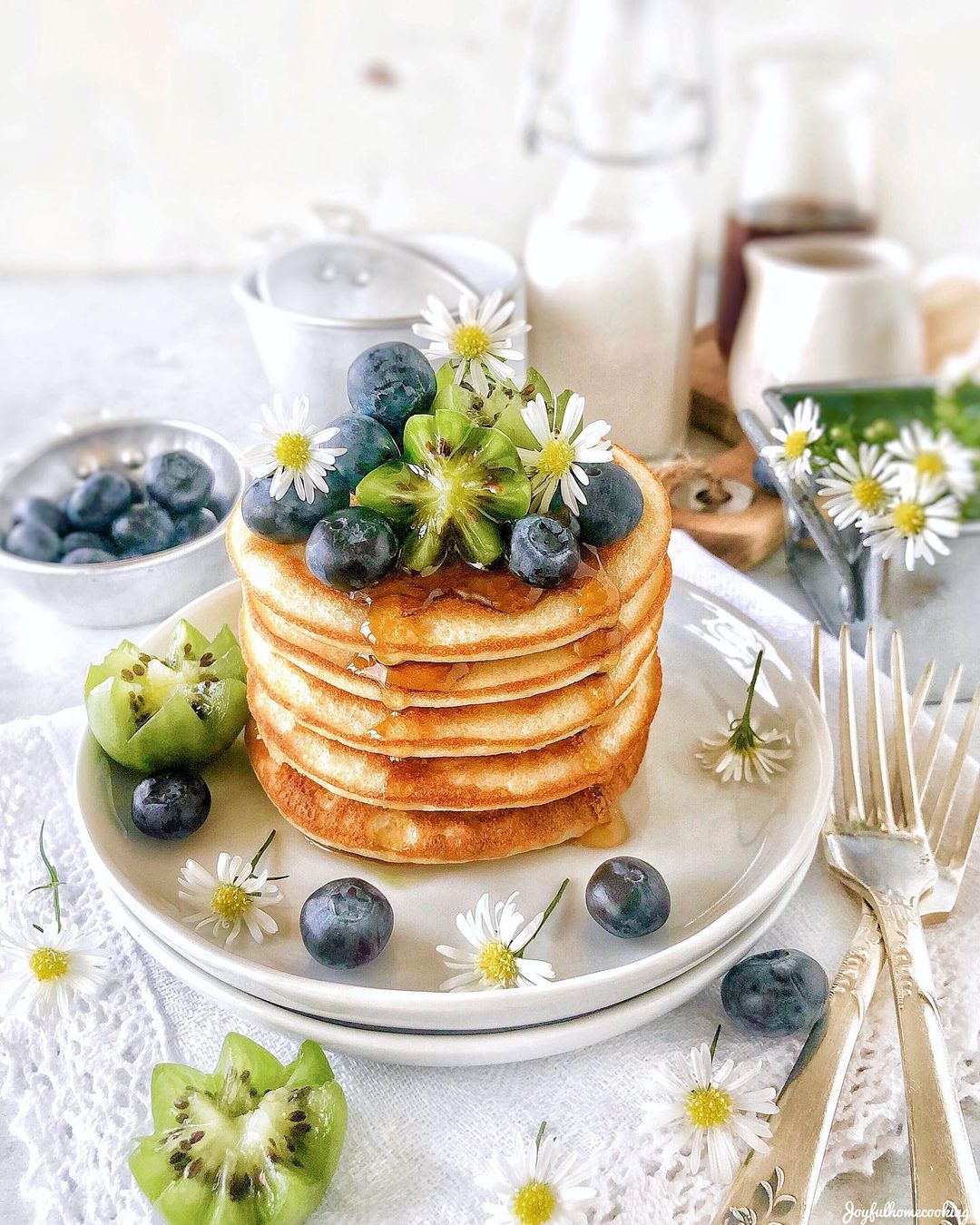 Precious Pancakes with kiwi and Berries