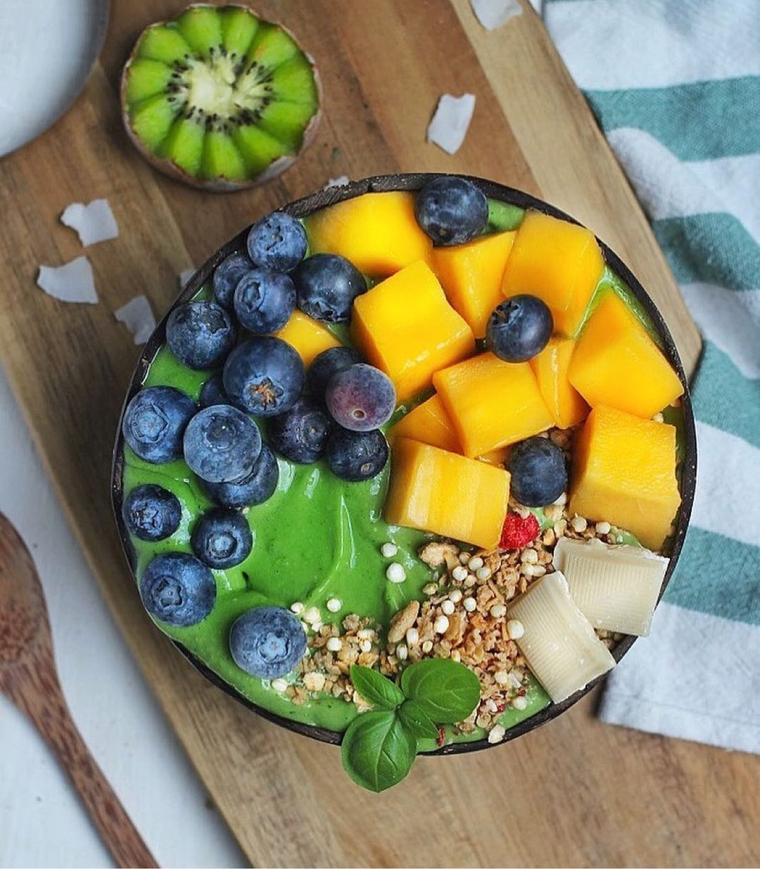 Green Smoothie with Pineapple and Mango