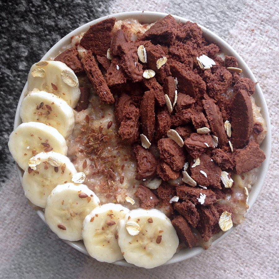 Banana and Chocolate Oatmeal with Cookies