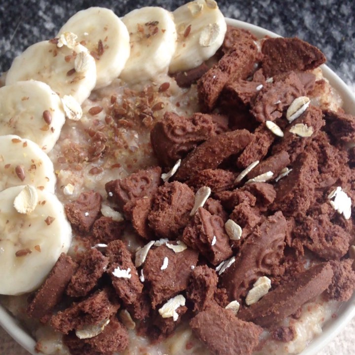 Banana and Chocolate Oatmeal with Cookies