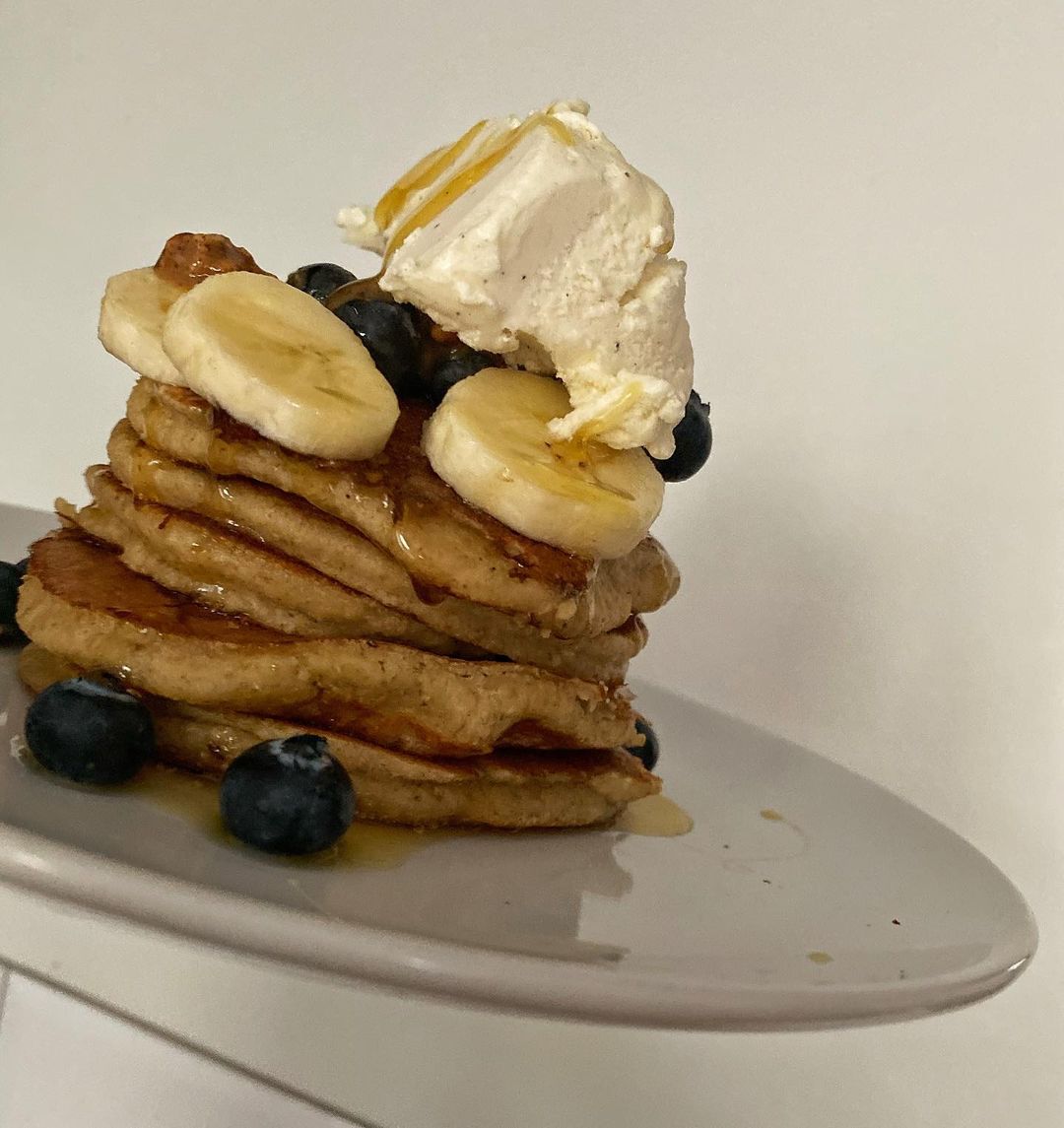 Healthy Banana Oat Pancakes with Toppings