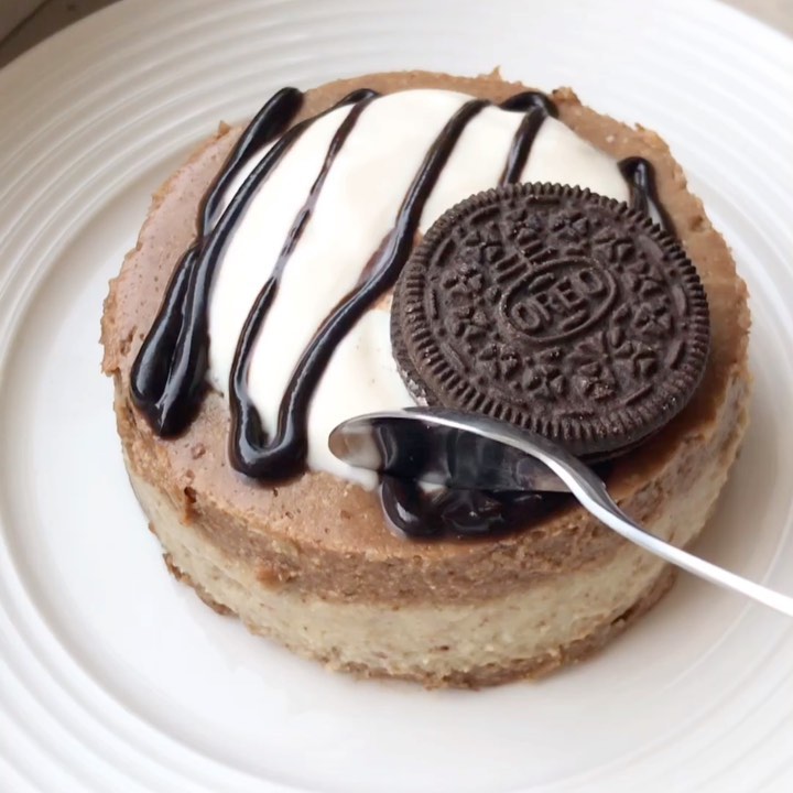 Vegan Oreo Oatmeal Cheesecake