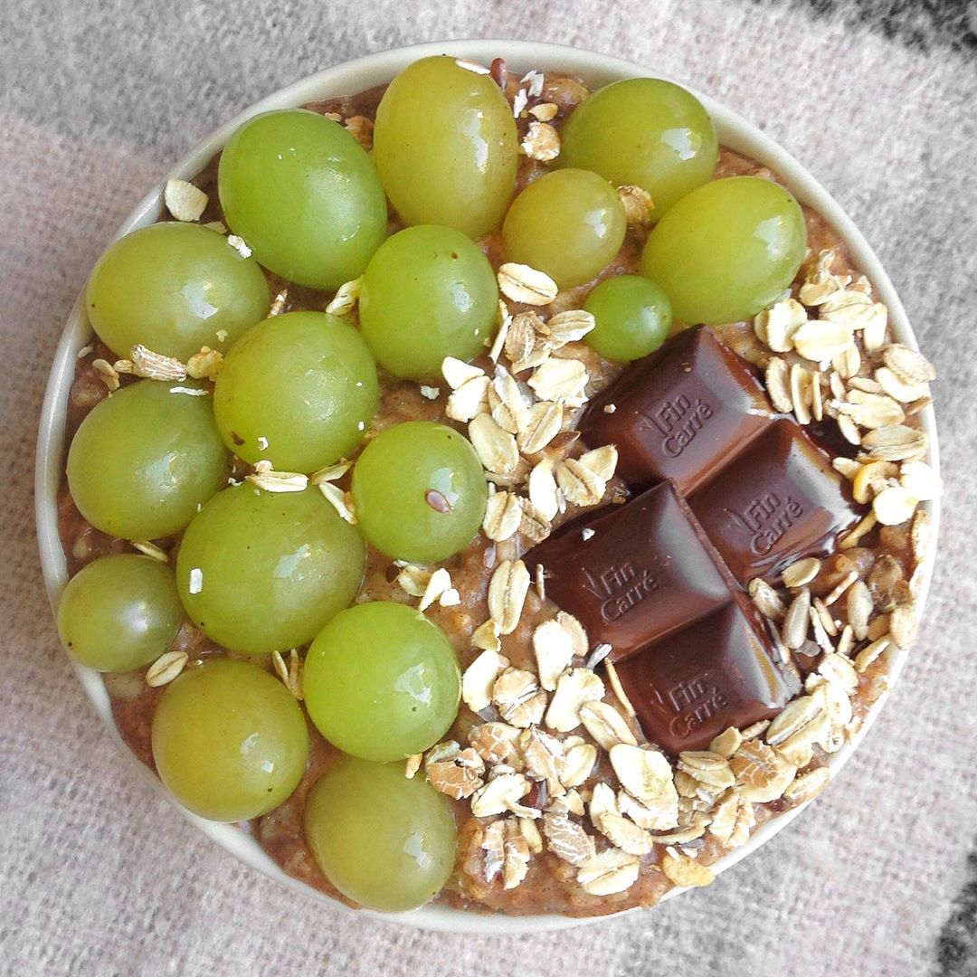 Delicious Grapes and Chocolate Oatmeal Breakfast