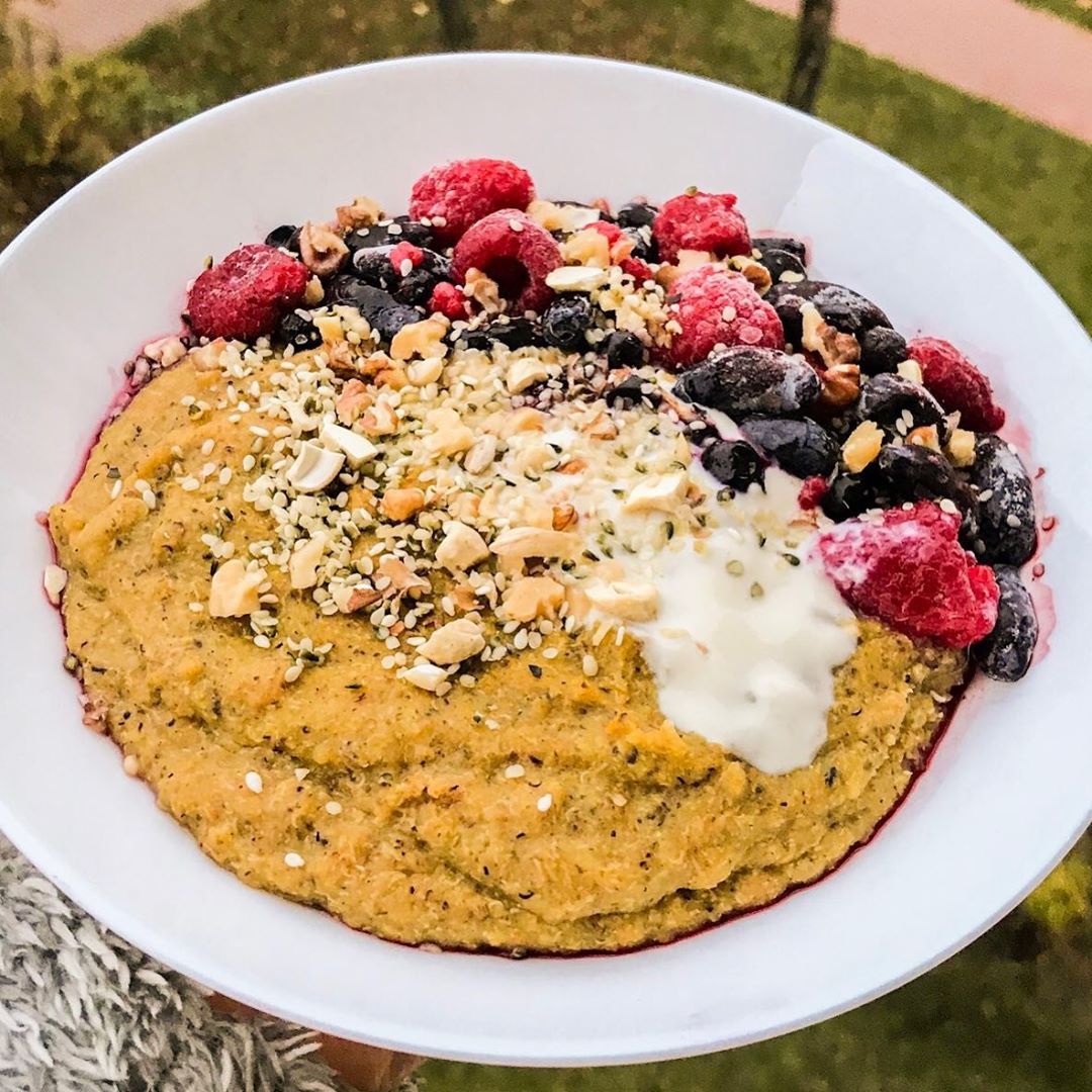 Sweet Quinoa Porridge with Banana and Berries