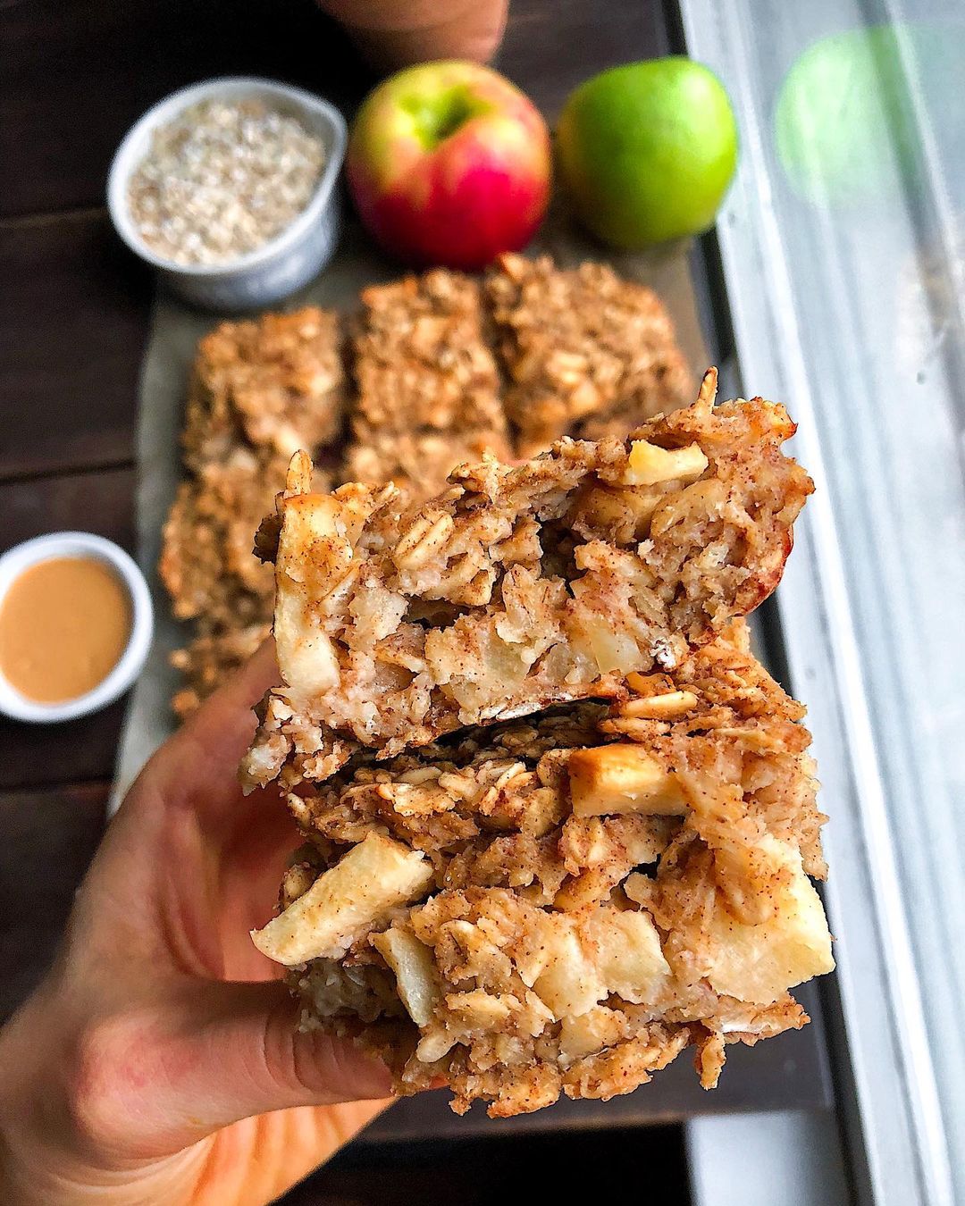 Easy Apple Pie Oatmeal Bars for Breakfast