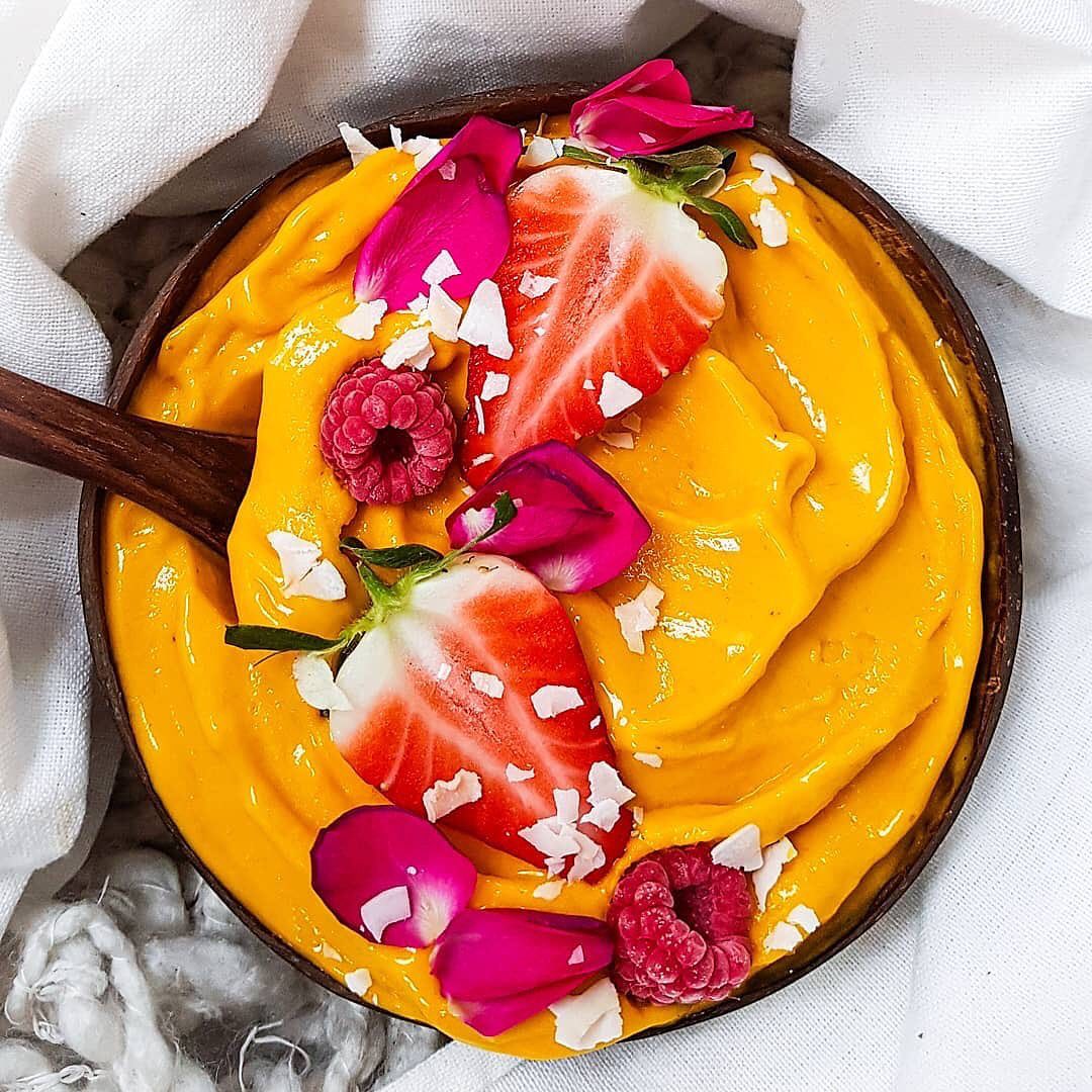 Vanilla Banana Mango Smoothie Bowl