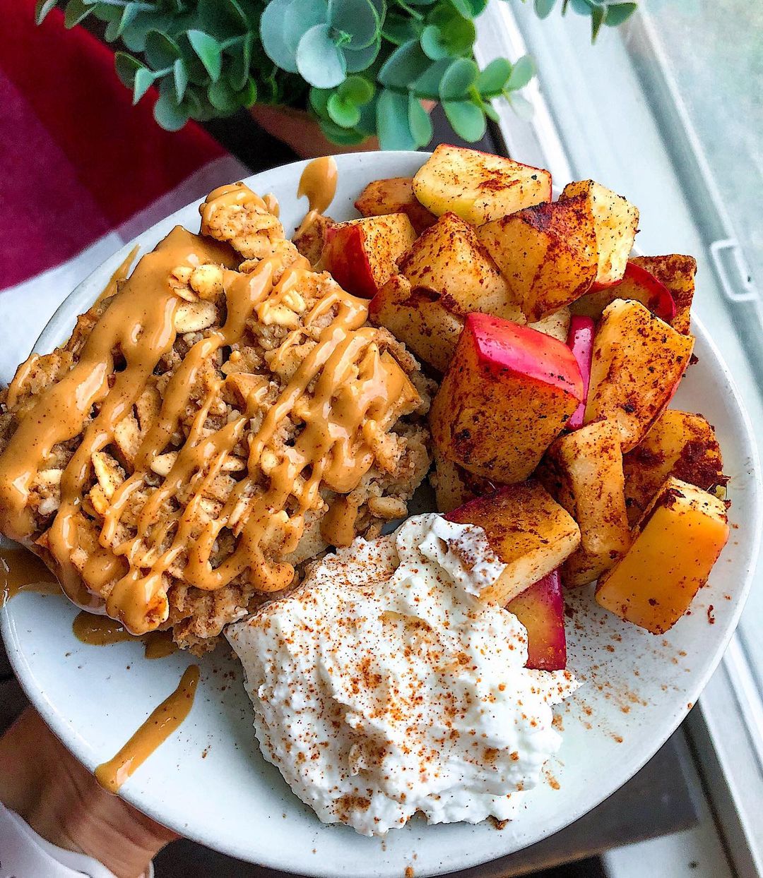 Apple Pie Bars with Oats and Cinnamon