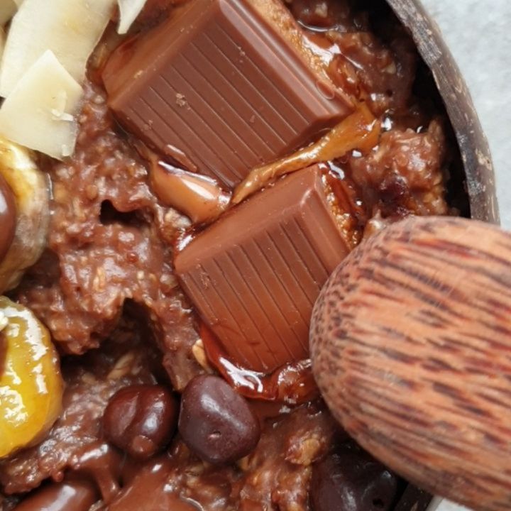 Chocolate Protein Oats Porridge with Banana and Berries