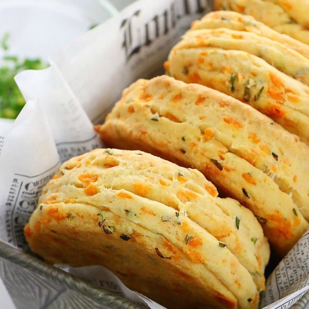 Vegan Cheddar and Chive Biscuits