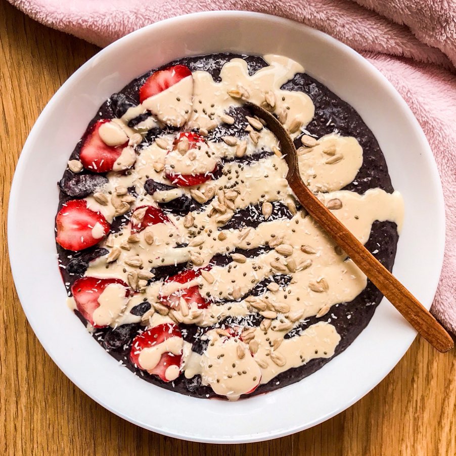 Vegan Oat and Berry Smoothie Bowl