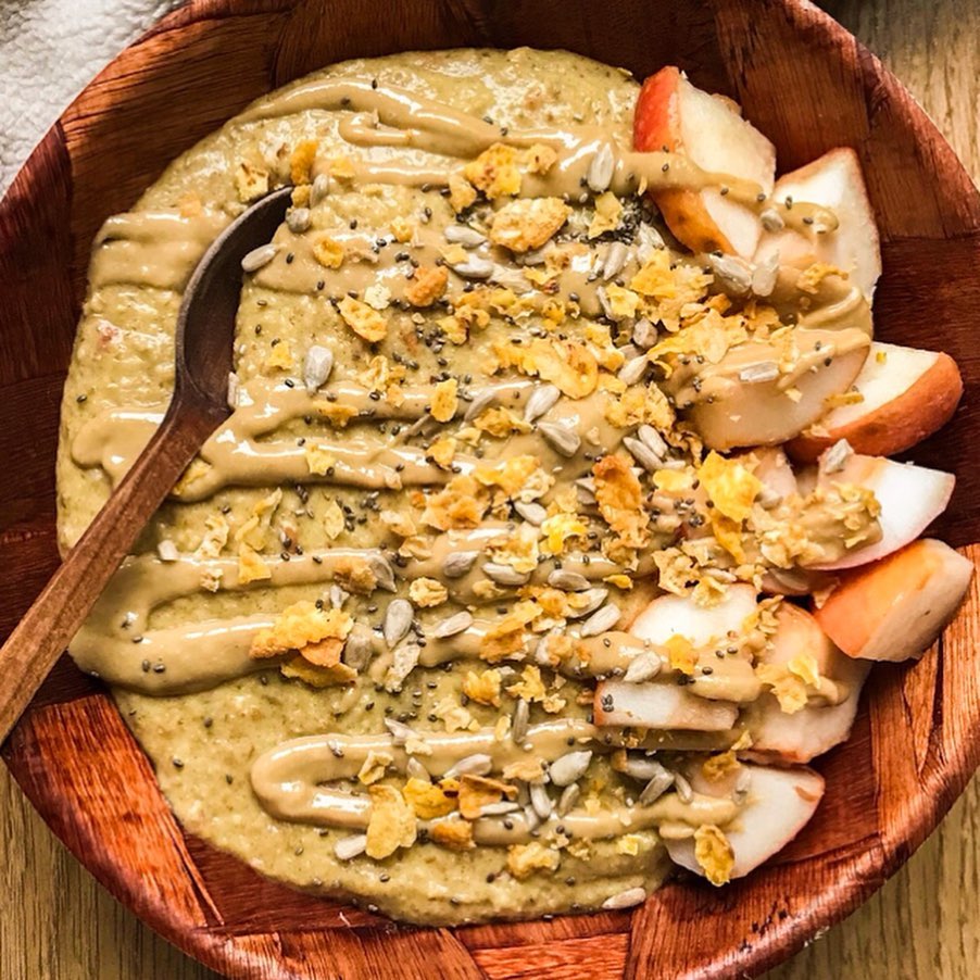 Creamy Oatmeal Bowl with Frozen Fruits