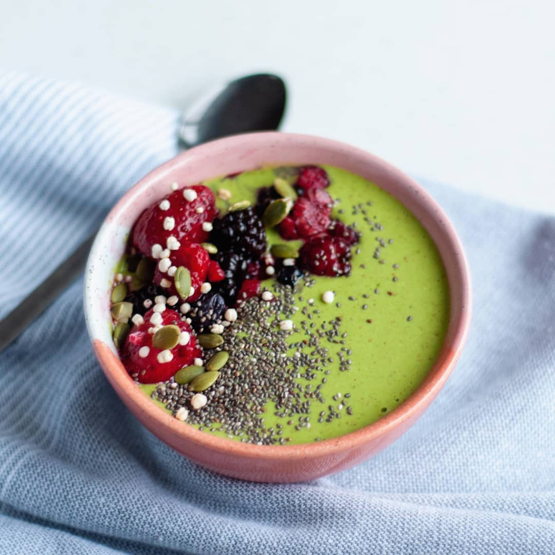 Festive Green Smoothie Bowl with Bananas and Spinach