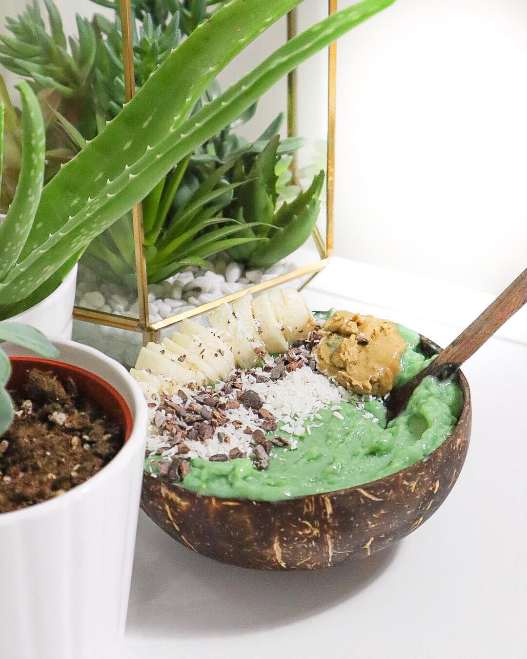 Easy Smoothie Bowls with Fresh Fruits and Toppings