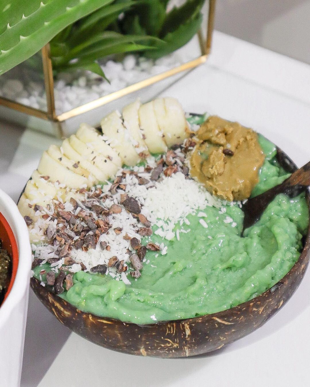 Easy Smoothie Bowls with Fresh Fruits and Toppings