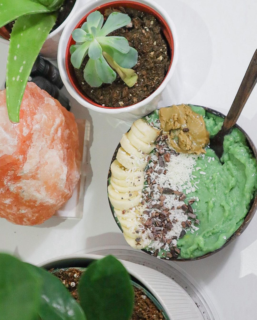 Easy Smoothie Bowls with Fresh Fruits and Toppings
