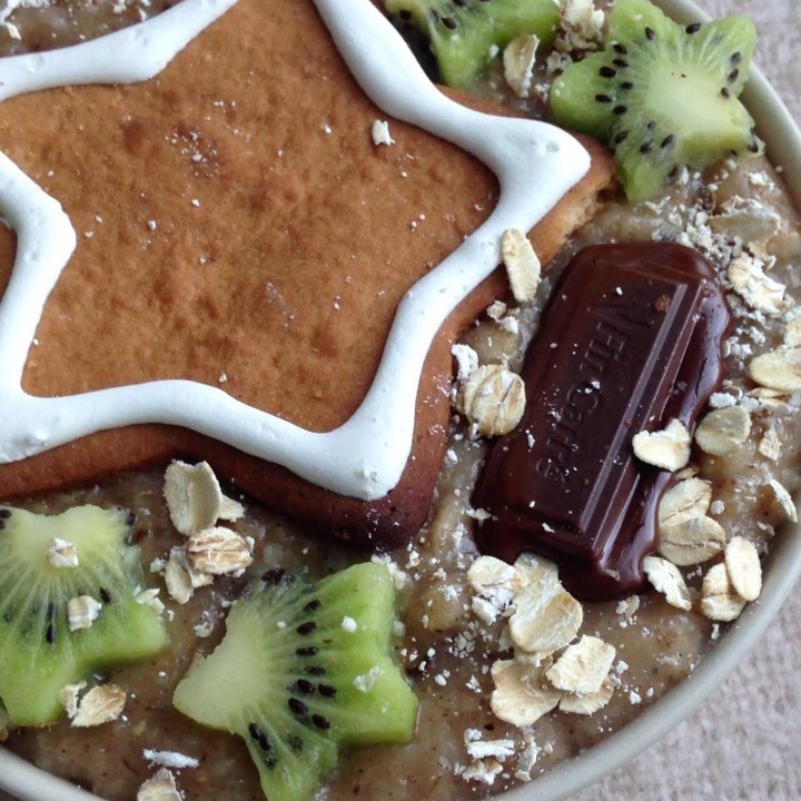 Gingerbread Cookie Oatmeal with Kiwi and Chocolate