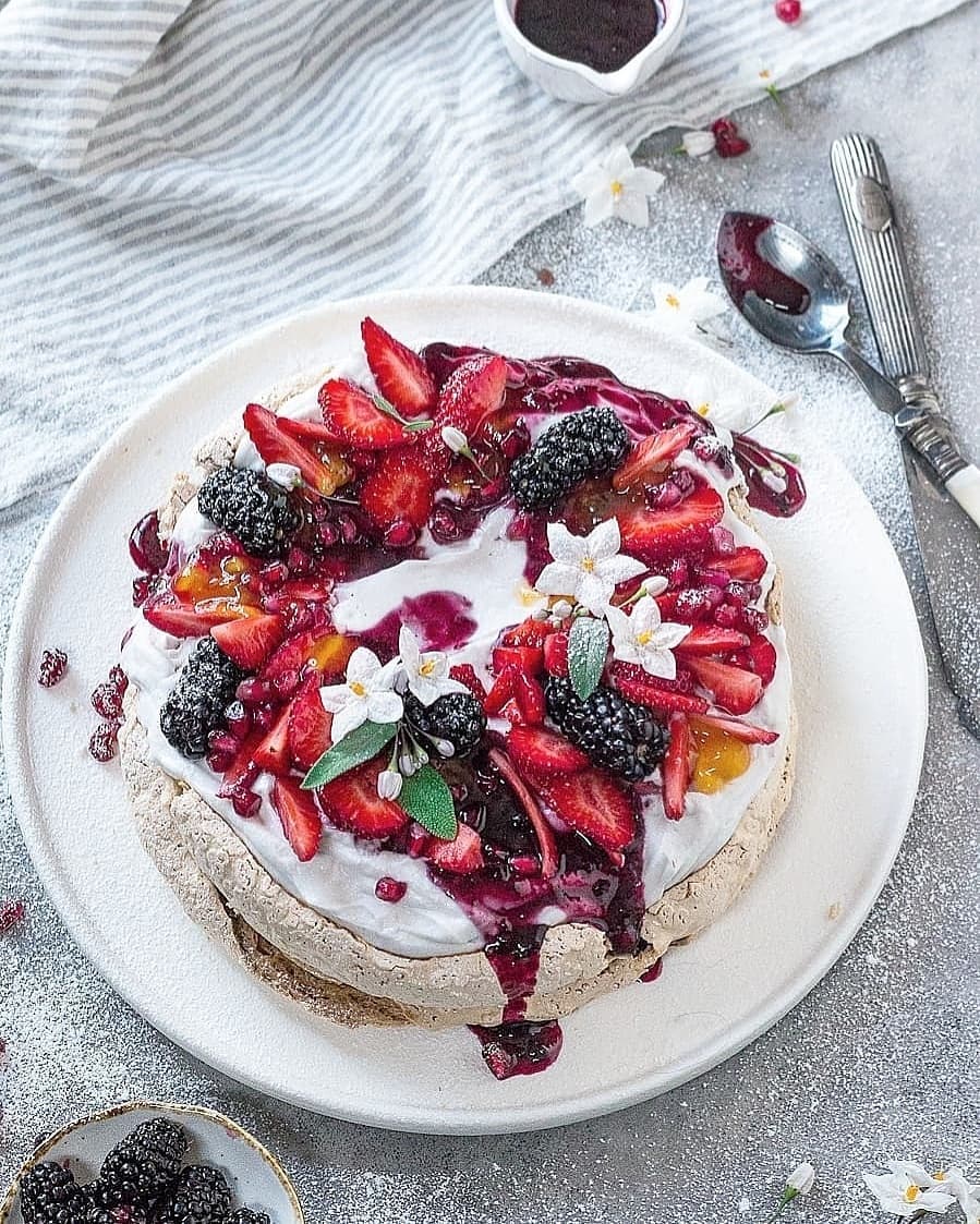 Vegan Pavlova with Aquafaba Meringue